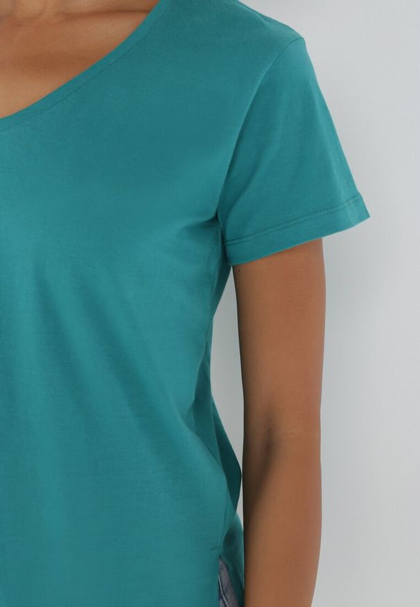 Born2be - Niebieski T-shirt Metoreia. Okazja: na co dzień. Kolor: niebieski. Materiał: dzianina, bawełna. Długość rękawa: krótki rękaw. Długość: krótkie. Wzór: gładki. Styl: casual, sportowy