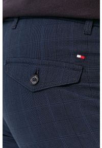 TOMMY HILFIGER - Tommy Hilfiger Spodnie męskie kolor granatowy w fasonie chinos. Kolor: niebieski. Materiał: tkanina