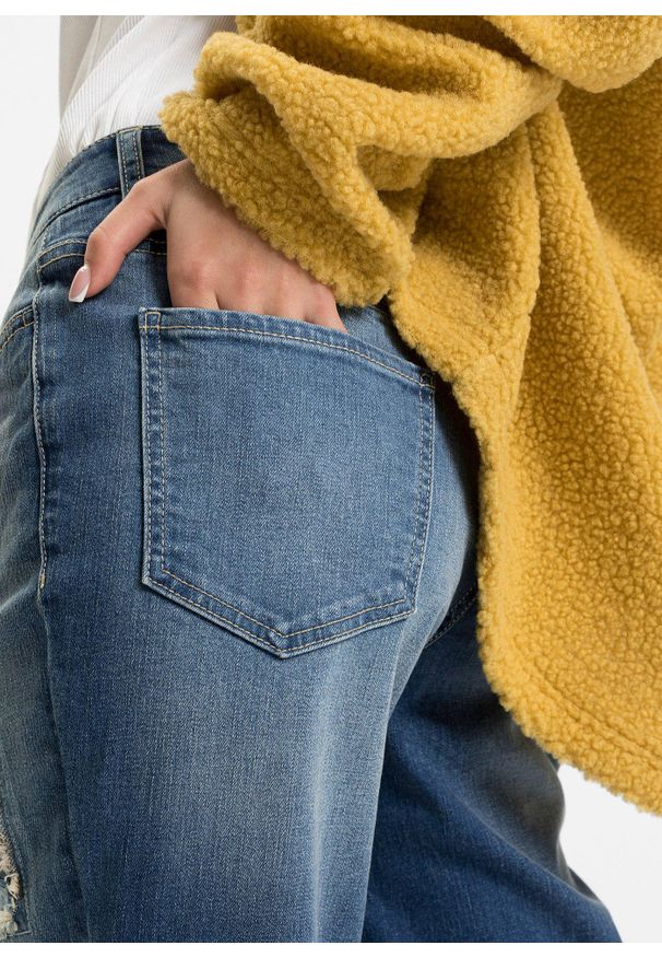bonprix - Dżinsy o kroj boyfriend, mid waist. Kolor: niebieski