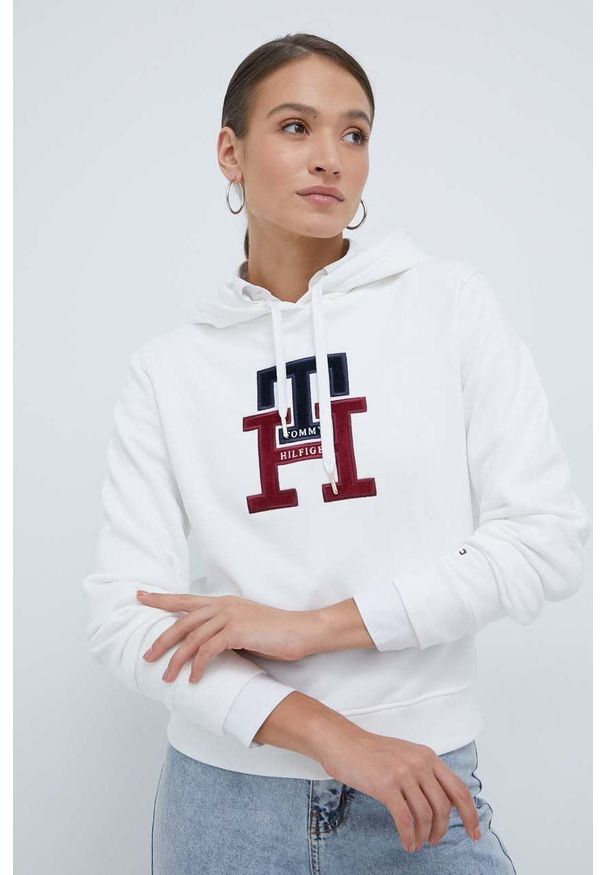 TOMMY HILFIGER - Tommy Hilfiger bluza bawełniana damska kolor biały z kapturem z aplikacją. Okazja: na co dzień. Typ kołnierza: kaptur. Kolor: biały. Materiał: bawełna. Wzór: aplikacja. Styl: casual
