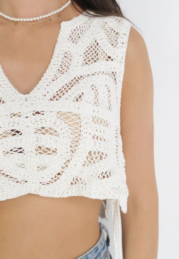 Born2be - Biały Szydełkowy Top z Wiązaniem po Bokach z Bawełny Aynora. Kolor: biały. Materiał: bawełna. Sezon: lato. Styl: boho