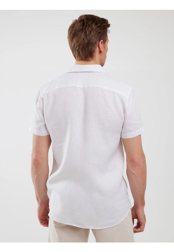Big-Star - Lniana koszula męska z krótkim rękawem biała Liners 101. Okazja: na co dzień. Typ kołnierza: kołnierzyk klasyczny. Kolor: biały. Materiał: len. Długość rękawa: krótki rękaw. Długość: krótkie. Sezon: lato. Styl: casual, elegancki, klasyczny