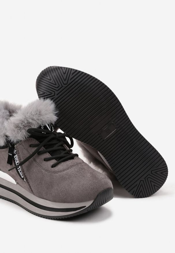 Born2be - Szare Płaskie Sneakersy Ozdobione Futerkiem i Napisem Tarvina. Okazja: na co dzień, na spotkanie biznesowe, do pracy. Zapięcie: sznurówki. Kolor: szary. Materiał: futro. Wzór: napisy, aplikacja