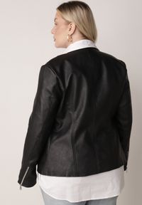 Born2be - Czarna Kurtka Ramoneska o Klasycznym Kroju ze Stójką na Nap Zeaniel. Okazja: na spacer, na co dzień. Typ kołnierza: kołnierzyk stójkowy. Kolekcja: plus size. Kolor: czarny. Materiał: poliester, skóra, jeans. Styl: klasyczny #5
