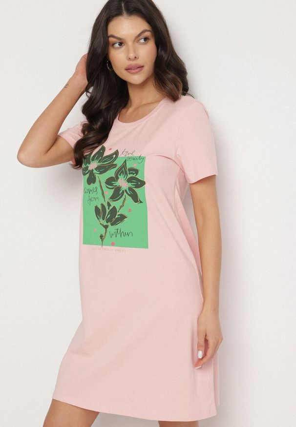 Born2be - Różowa Bawełniana Sukienka o Kroju Typu T-shirt Zdobiona Nadrukiem Nevolira. Okazja: na co dzień. Kolor: różowy. Materiał: bawełna. Wzór: aplikacja, nadruk. Styl: klasyczny, elegancki, casual
