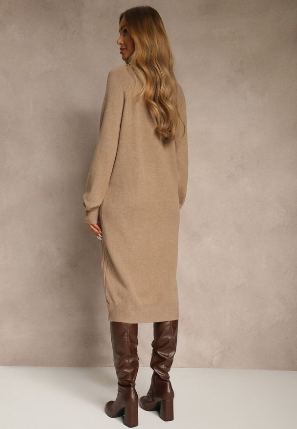 Renee - Beżowa Sweterkowa Sukienka z Bawełną i Wełną Ozdobiona Suwakiem Reinda. Okazja: na imprezę, na co dzień. Kolor: beżowy. Materiał: wełna, bawełna. Wzór: aplikacja. Typ sukienki: oversize, proste. Styl: casual. Długość: midi