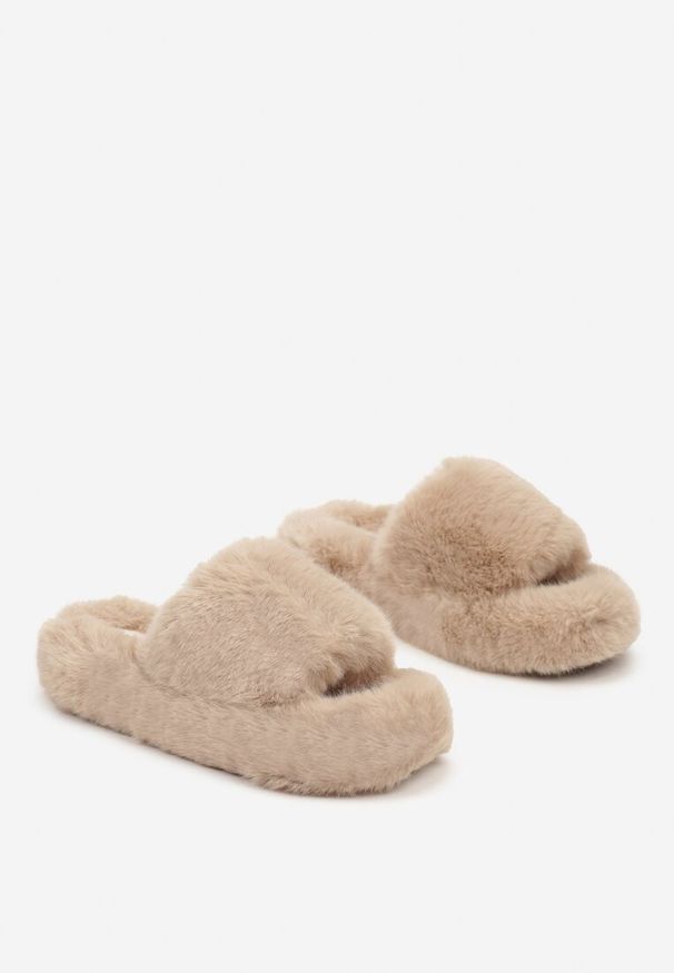 Renee - Ciemnobeżowe Płaskie Kapcie Ozdobione Futerkiem Narinae. Okazja: do domu. Kolor: beżowy. Materiał: futro. Wzór: aplikacja. Obcas: na obcasie. Wysokość obcasa: niski