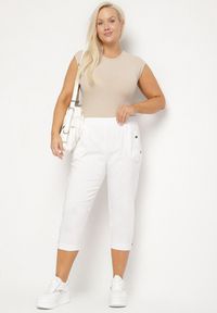 Born2be - Białe Spodnie z Wiskozą i Ozdobnymi Guzikami Lireza. Okazja: na co dzień. Kolor: biały. Materiał: wiskoza. Styl: klasyczny, casual #3