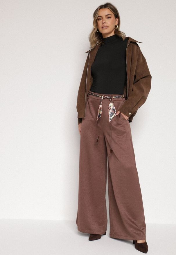 Born2be - Brązowe Spodnie o Szerokim Kroju Ozdobione Paskiem Tusrina. Okazja: na co dzień. Kolor: brązowy. Materiał: jeans. Wzór: aplikacja. Styl: casual, elegancki, klasyczny