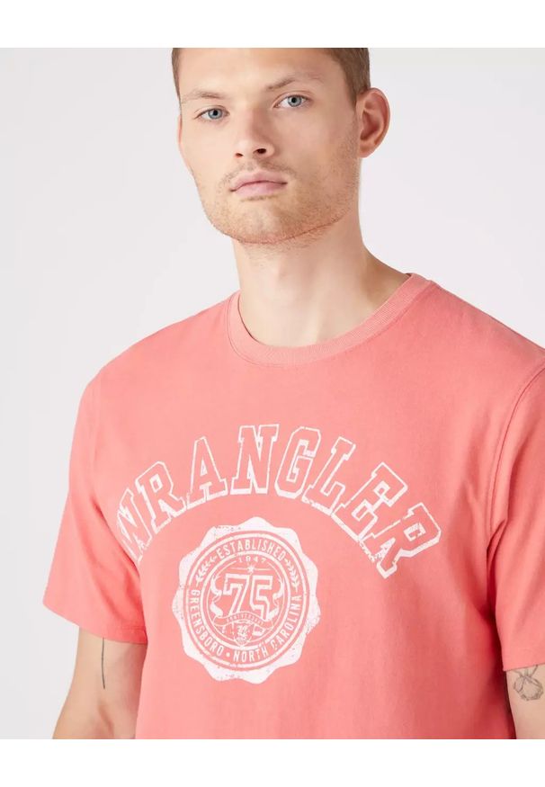 Wrangler - WRANGLER COLLEGIATE TEE MĘSKI T-SHIRT KOSZULKA NADRUK LOGO SPICED CORAL W7E0EJX6Y 112146307. Wzór: nadruk