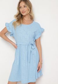 Born2be - Jasnoniebieska Sukienka Ozdobiona Falbankami i Paskiem Izulira. Typ kołnierza: kołnierz z falbankami. Kolor: niebieski. Wzór: aplikacja. Styl: elegancki #7