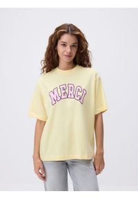 Reserved - T-shirt oversize z nadrukiem - jasnożółty. Kolor: żółty. Materiał: dzianina, bawełna. Wzór: nadruk #1