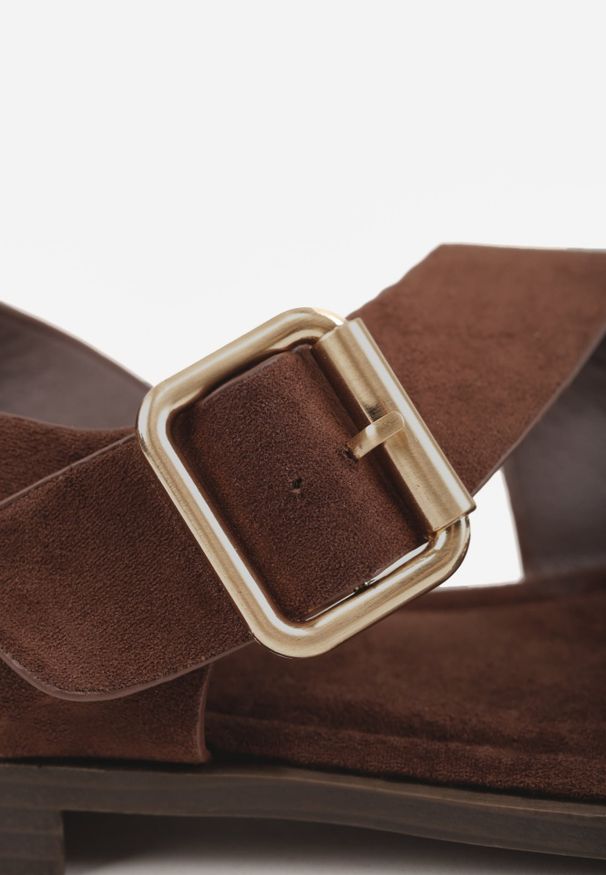 Renee - Brązowe Sandały na Płaskiej Podeszwie ze Skośnym Paskiem i Klamerką Iphislia. Okazja: na co dzień. Zapięcie: pasek. Kolor: brązowy. Obcas: na płaskiej podeszwie. Styl: elegancki, casual