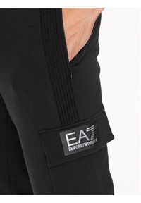EA7 Emporio Armani Spodnie dresowe 6RPP86 PJ9FZ 1200 Czarny Regular Fit. Kolor: czarny. Materiał: bawełna, dresówka, syntetyk #4