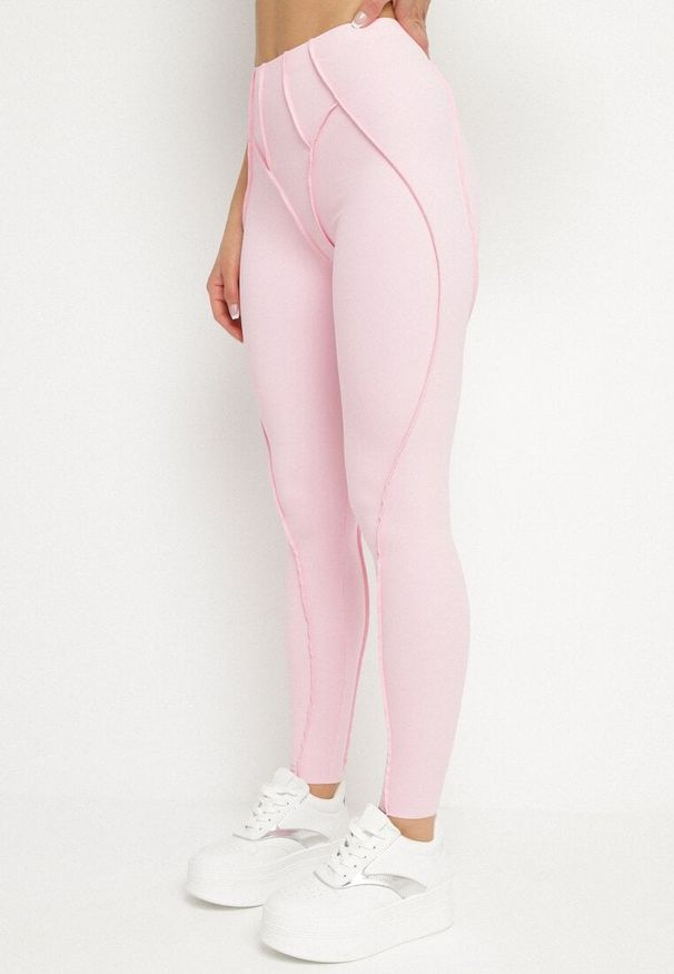 Born2be - Jasnoróżowy Komplet Sportowy z Ozdobnymi Przeszyciami Legginsy i Top na Ramiączkach Filinella. Kolor: różowy. Materiał: skóra