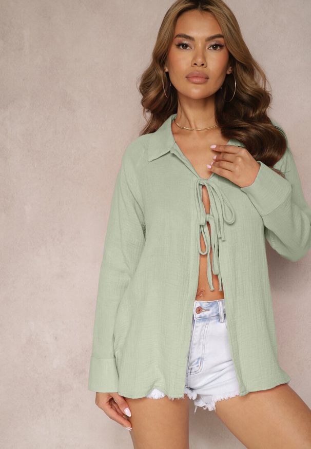 Renee - Zielona Casualowa Bluzka z Bawełny Wykończona Wiązaniem i Kołnierzykiem Cyrilla. Okazja: na co dzień. Kolor: zielony. Materiał: bawełna. Styl: casual