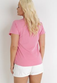 Born2be - Różowy T-shirt z Bawełny z Krótkim Rękawem i Nadrukiem w Motyle Katelin. Kolekcja: plus size. Kolor: różowy. Materiał: bawełna. Długość rękawa: krótki rękaw. Długość: krótkie. Wzór: nadruk #5