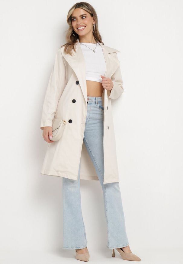 Born2be - Beżowy Płaszcz Dwurzędowy Typu Trencz z Wiązanym Paskiem Levita. Okazja: na co dzień. Kolor: beżowy. Materiał: materiał. Wzór: aplikacja. Styl: klasyczny, casual