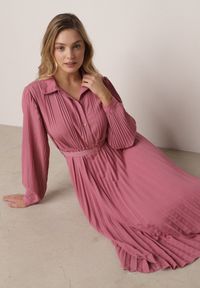 Born2be - Fuksjowa Sukienka Plisowana o Koszulowym Kroju z Paskiem z Klamrą Efronta. Okazja: na co dzień. Typ kołnierza: kołnierzyk klasyczny. Kolor: różowy. Materiał: jeans. Długość rękawa: długi rękaw. Wzór: aplikacja. Typ sukienki: koszulowe. Styl: casual, elegancki, klasyczny #1