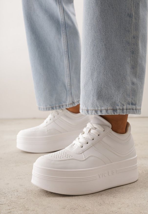 Born2be - Białe Sneakersy VICES na Grubej Podeszwie z Tłoczonym Napisem i Perforacją Cezite. Okazja: na co dzień. Kolor: biały. Materiał: jeans. Wzór: napisy