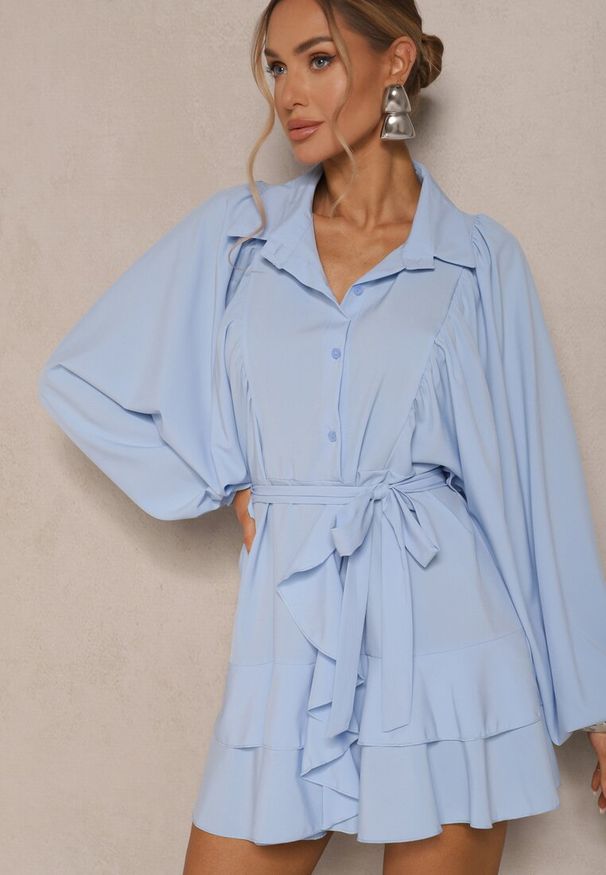 Renee - Jasnoniebieska Rozkloszowana Sukienka z Falbanami i Paskiem Divanessa. Okazja: na co dzień. Kolor: niebieski. Materiał: materiał. Typ sukienki: proste, rozkloszowane. Styl: casual