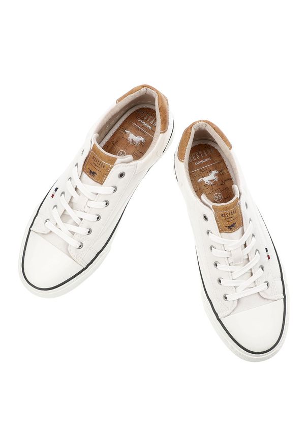 Białe Trampki Mustang Wygodne Sportowe Obuwie Damskie. Okazja: na co dzień. Kolor: biały. Materiał: materiał, jeans, guma. Wzór: aplikacja. Sezon: lato. Styl: sportowy