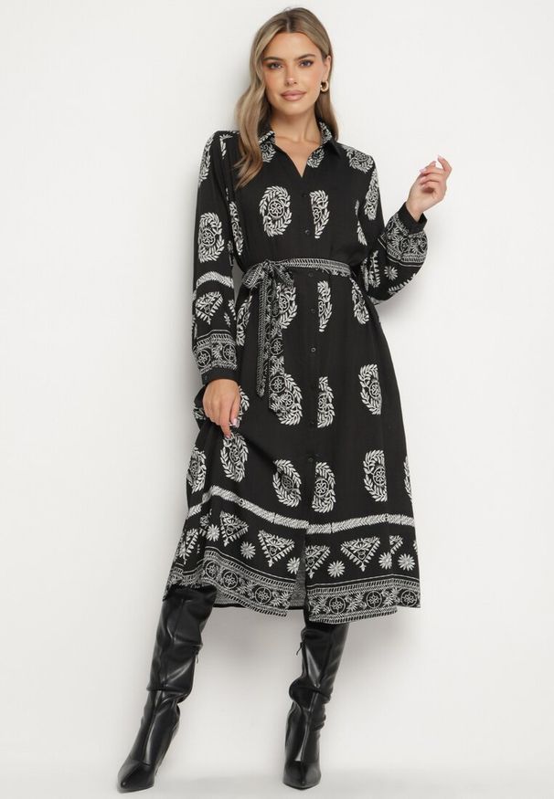 Born2be - Czarna Koszulowa Sukienka Ozdobiona Ornamentalnym Wzorem z Wiązanym Paskiem Roriola. Okazja: na co dzień, do pracy. Kolor: czarny. Materiał: skóra, tkanina, wiskoza. Wzór: aplikacja. Typ sukienki: koszulowe. Styl: casual, klasyczny, elegancki