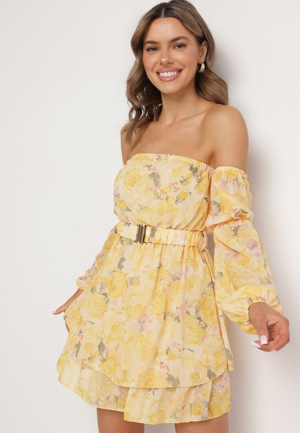 Born2be - Żółta Wiskozowa Sukienka Hiszpanka z Falbanami i Paskiem w Kwiaty Virmoi. Okazja: na spacer, na co dzień. Typ kołnierza: dekolt hiszpanka. Kolor: żółty. Materiał: wiskoza. Wzór: kwiaty. Typ sukienki: proste. Styl: casual