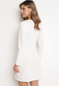 Born2be - Biała Sukienka Kopertowa z Ozdobnym Marszczeniem Ohildria. Kolor: biały. Typ sukienki: kopertowe. Styl: elegancki #7