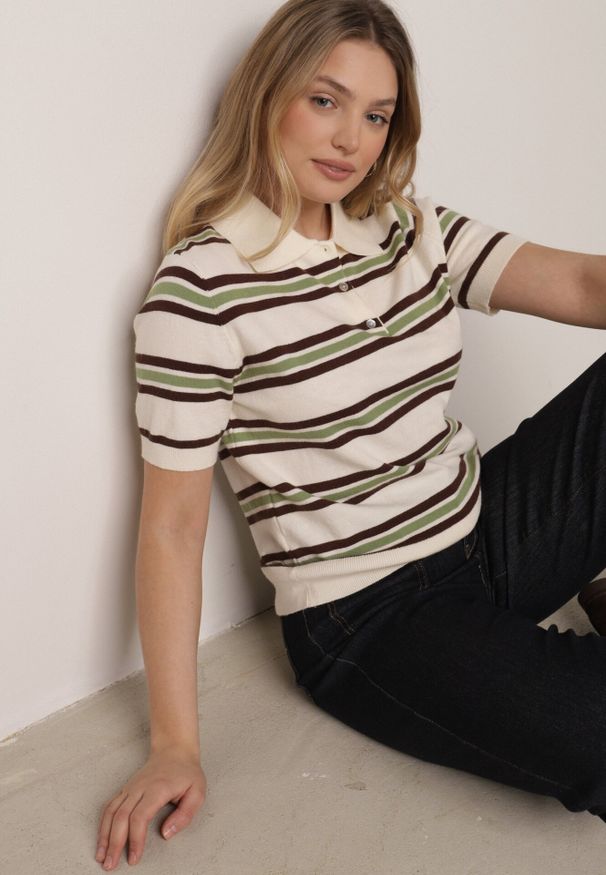 Born2be - Zielono-Kremowy T-shirt Typu Polo z Wiskozą Ozdobiony Guzikami i Paskami Esefia. Okazja: na co dzień. Typ kołnierza: polo. Kolor: zielony. Materiał: wiskoza. Wzór: aplikacja. Styl: casual