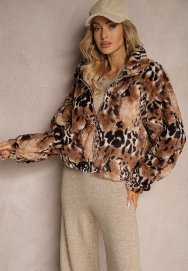 Renee - Czarno-Beżowa Kurtka z Futerka o Luźnym Kroju ze Ściągaczami Zdobiona Zwierzęcym Printem Kortisa. Okazja: na co dzień. Kolor: czarny. Materiał: futro. Wzór: nadruk, aplikacja, motyw zwierzęcy. Styl: casual