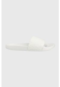 Calvin Klein klapki męskie kolor biały. Kolor: biały. Materiał: materiał, guma. Wzór: gładki