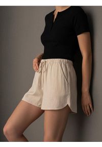 Sinsay - Wiskozowe szorty z domieszką lnu - kremowy. Kolor: kremowy. Materiał: wiskoza, len #1