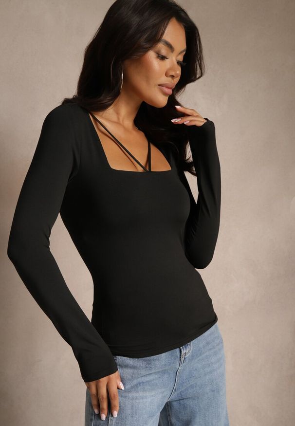 Renee - Czarna Bluzka z Wiskozą Ozdobiona Paskami przy Dekolcie Tatosira. Kolor: czarny. Materiał: wiskoza. Wzór: aplikacja