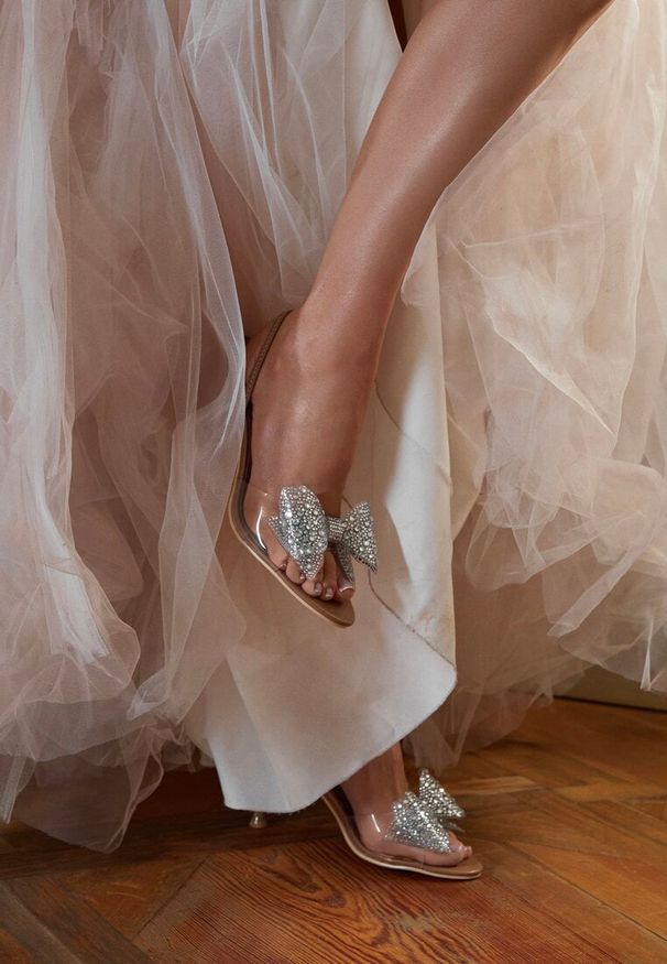 Renee - Brązowe Sandały Vices na Szpilce Ozdobione Cyrkoniową Kokardą Fenessa. Okazja: na randkę. Kolor: brązowy. Wzór: aplikacja. Sezon: lato. Obcas: na szpilce. Wysokość obcasa: średni