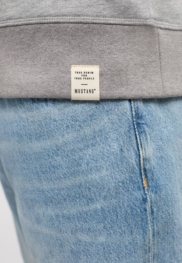Mustang - MĘSKA BLUZA MUSTANG LOGO Ben Crewneck Mid Grey Mélange 1014159 4140