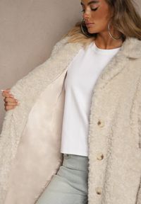 Renee - Beżowy Futrzany Płaszcz o Długim Kroju Typu Teddy Tadelia. Okazja: na co dzień. Kolor: beżowy. Materiał: futro. Długość: długie. Styl: klasyczny, casual #6