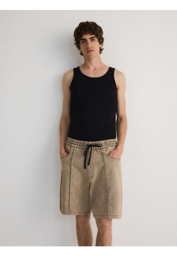 Reserved - Szorty jogger z efektem sprania - beżowy. Kolor: beżowy. Materiał: bawełna, tkanina