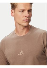 Adidas - adidas T-Shirt Kit Small Logo KX1281 Beżowy Regular Fit. Kolor: beżowy. Materiał: bawełna #4