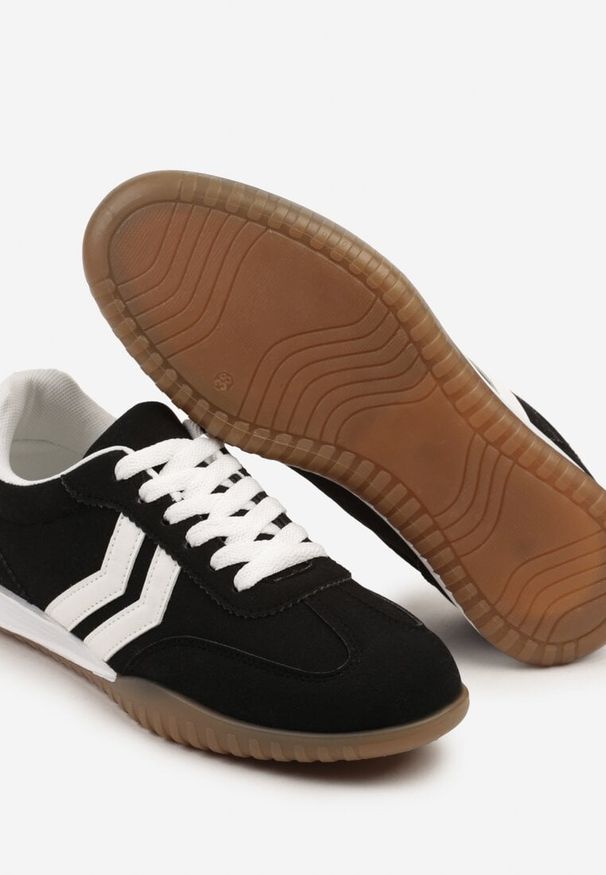 Renee - Czarne Sneakersy w Stylu Tenisówek z Paskami na Boku Cholewki Aitoria. Okazja: na co dzień. Zapięcie: pasek. Kolor: czarny. Szerokość cholewki: normalna