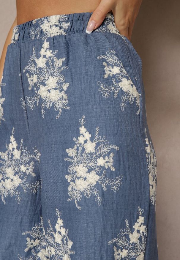 Renee - Niebieskie Spodnie Szerokie z Bawełną i Lnem High Waist Ozdobione Kwiatami Danniele. Okazja: na spacer, na co dzień. Stan: podwyższony. Kolor: niebieski. Materiał: bawełna, len. Wzór: aplikacja, kwiaty. Sezon: lato. Styl: elegancki, casual