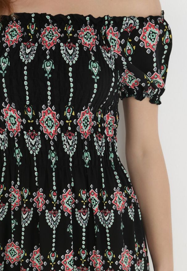 Born2be - Czarna Sukienka z Wiskozy Nesone. Typ kołnierza: dekolt hiszpanka. Kolor: czarny. Materiał: wiskoza. Wzór: kolorowy, aplikacja. Długość: midi