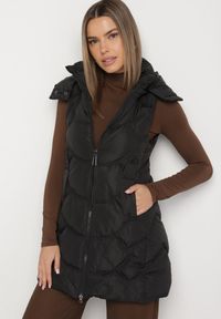 Born2be - Czarna Kamizelka z Odpinanym Kapturem Ozdobiona Pikowaniem Tulira. Okazja: na co dzień. Kolor: czarny. Materiał: jeans. Wzór: aplikacja. Styl: klasyczny, casual, elegancki #1