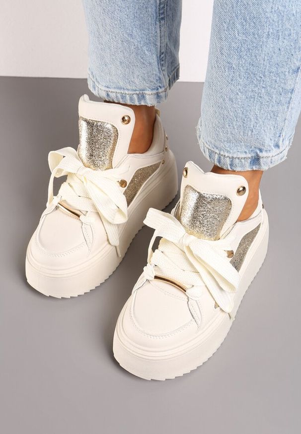 Born2be - Beżowe Sneakersy na Grubej Podeszwie z Metalicznymi Wstawkami i Nitami Azirra. Nosek buta: okrągły. Zapięcie: sznurówki. Kolor: beżowy. Materiał: jeans. Szerokość cholewki: normalna. Obcas: na obcasie. Wysokość obcasa: średni