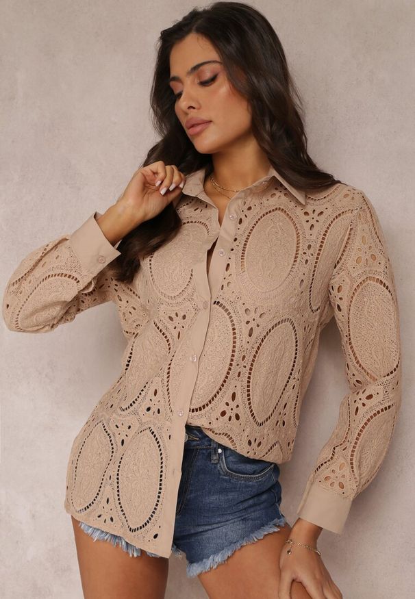 Renee - Beżowa Koszula Koronkowa Cleree. Kolor: beżowy. Materiał: koronka. Długość rękawa: długi rękaw. Długość: długie. Wzór: ażurowy, aplikacja. Styl: klasyczny