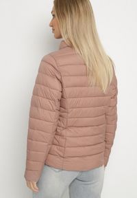 Born2be - Różowa Pikowana Kurtka w Klasycznym Stylu Nelaniel. Okazja: na co dzień. Kolor: różowy. Materiał: jeans. Styl: klasyczny