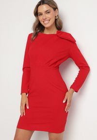 Born2be - Czerwona Dopasowana Sukienka Koktajlowa Ozdobiona Kokardą i Rozcięciem na Linnaea. Okazja: na co dzień. Typ kołnierza: kokarda. Kolor: czerwony. Wzór: aplikacja. Typ sukienki: dopasowane. Styl: wizytowy #6