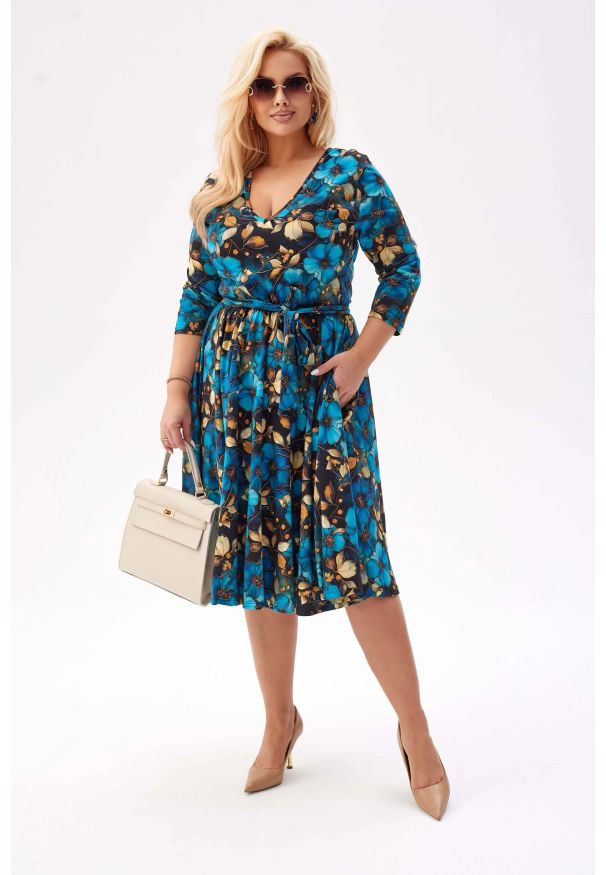 Moda Size Plus Iwanek - Dzianinowa sukienka Emilia - kwiatowa elegancja i wygoda PLUS SIZE XXL. Okazja: na co dzień. Typ kołnierza: dekolt w serek. Kolekcja: plus size. Materiał: dzianina. Wzór: kwiaty. Typ sukienki: dla puszystych. Styl: klasyczny, casual, elegancki