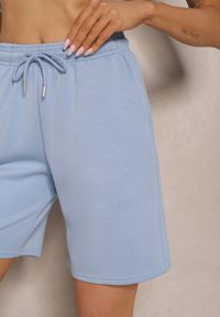 Renee - Jasnoniebieskie Klasyczne Szorty do Kolan z Gumką w Pasie Fermatia. Kolor: niebieski. Materiał: dzianina. Długość: do kolan. Sezon: lato. Styl: klasyczny