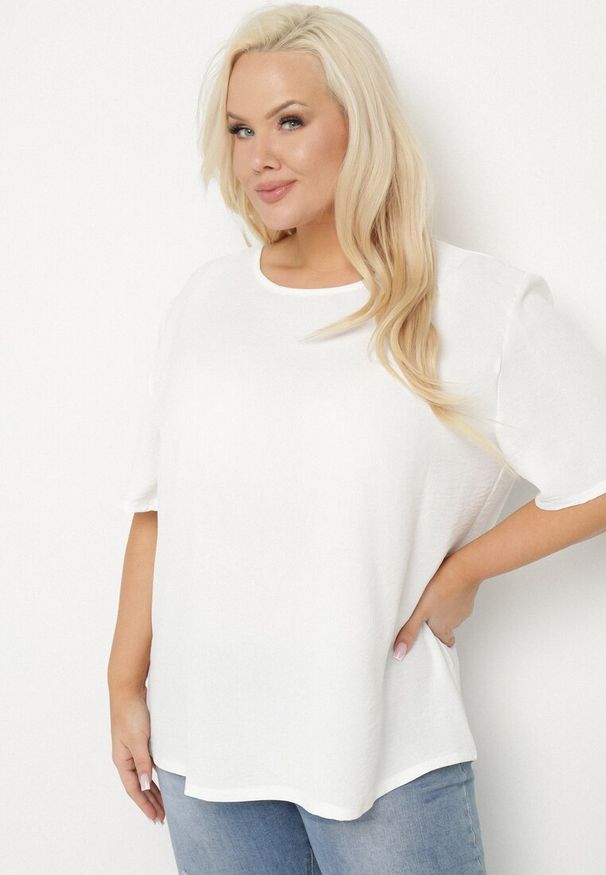 Born2be - Biała Klasyczna Bluzka z Krótkim Rękawem Nilbia. Okazja: na co dzień, na spotkanie biznesowe, do pracy. Kolekcja: plus size. Kolor: biały. Materiał: jeans. Długość rękawa: krótki rękaw. Długość: krótkie. Styl: klasyczny